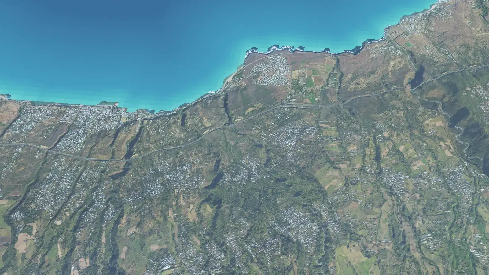 La baie de Saint-Leu en relief, vue depuis les Hauts : le plateau des Colimaçons, la côte de Saint-Leu et son lagon