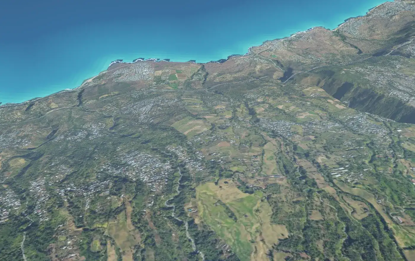 Les Colimaçons, 800 m : le relief de Saint-Leu vu du ciel, le tracé du vol jusqu'au lagon et le biplace en vol