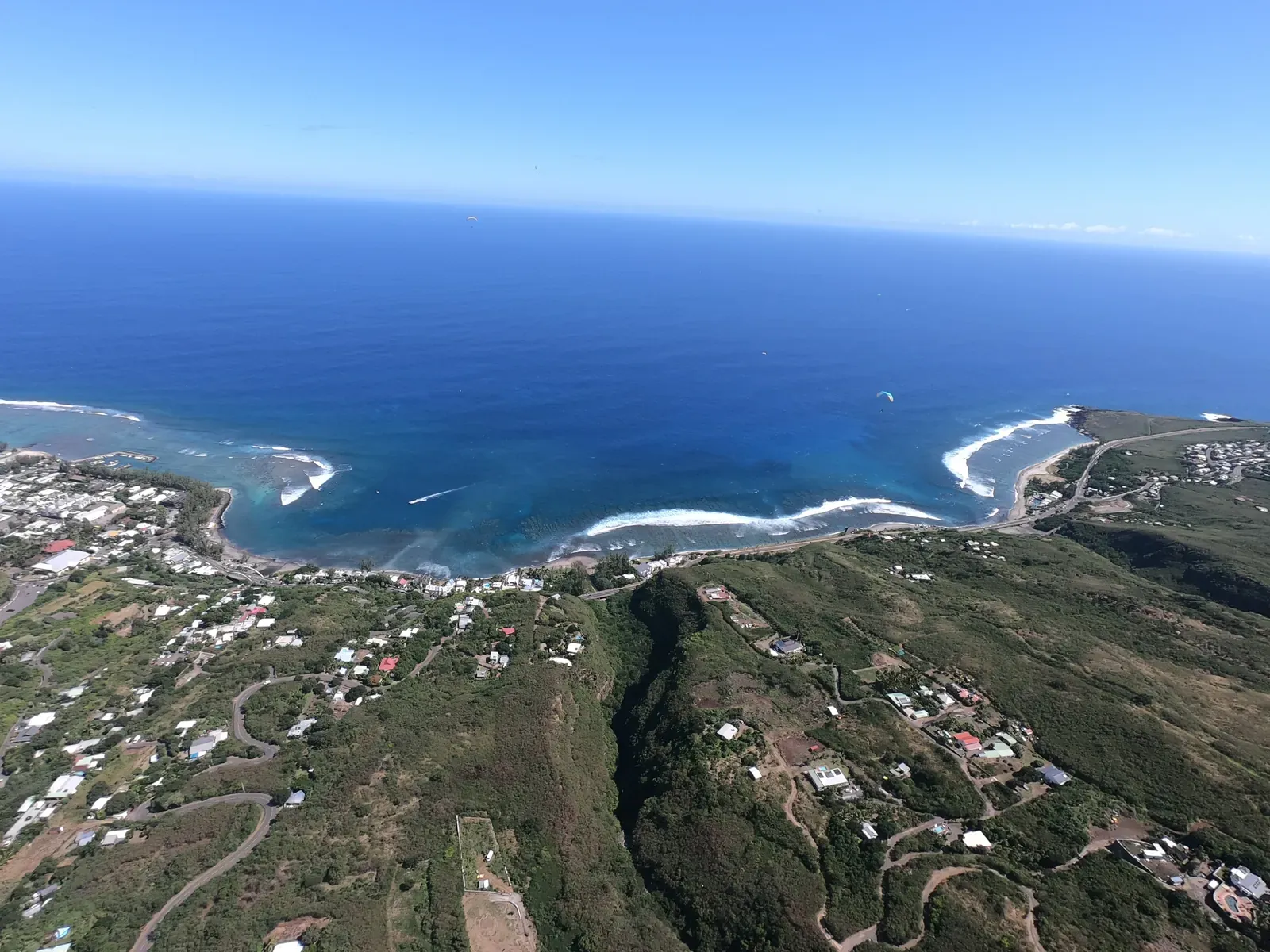Vue aérienne du récif corallien et des dégradés de bleu du lagon de Saint-Leu
