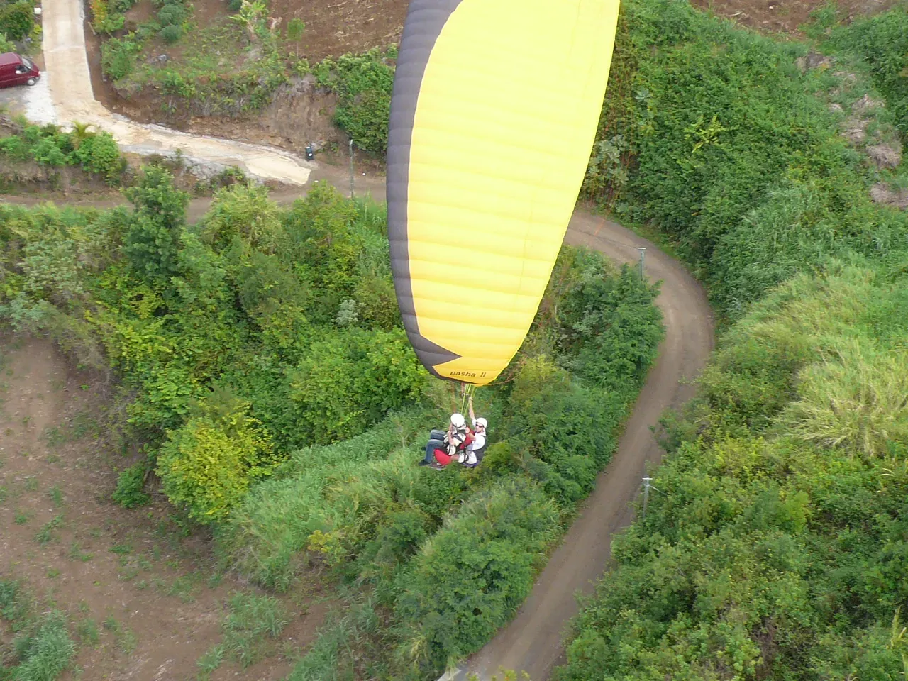 Voile jaune étalée au sol après l'atterrissage, vue depuis le ciel